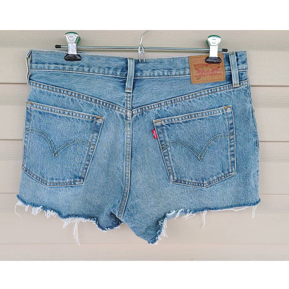 Women's Levi's 501 Cut-Off Exposed‎ Button Fly Light Wash Denim Shorts Size 31 - Picture 2 of 8